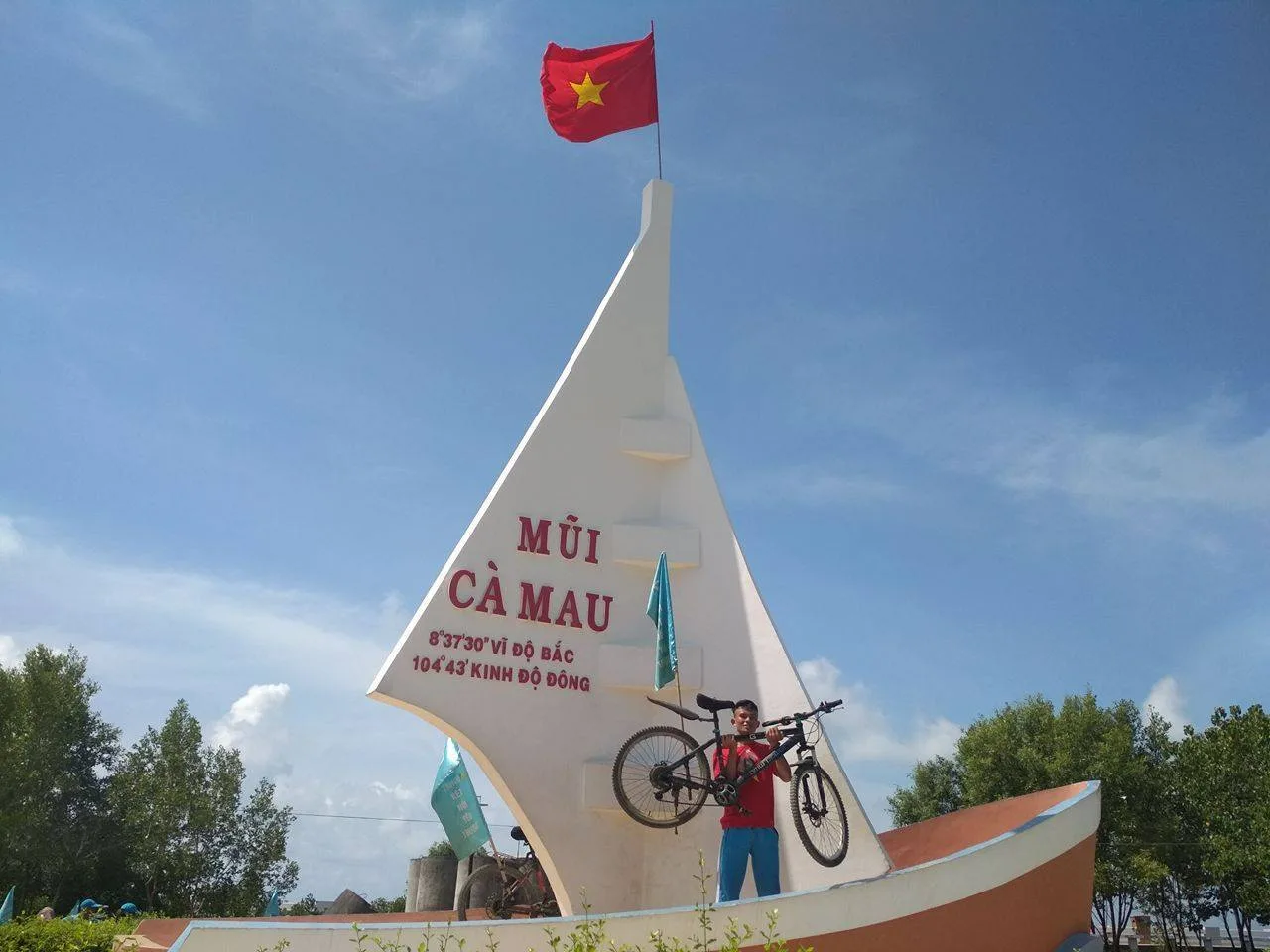 Cris Le on a bicycle journey in Ca Mau, Vietnam