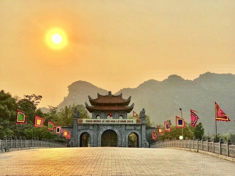 How to Get from Ninh Binh to Hanoi by Bus, Train, Taxi, or Car