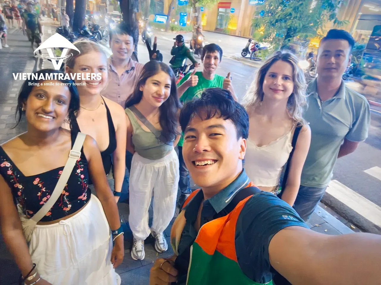 Hanoi: 7 Tasting Street Food Walking Tour and Train Street