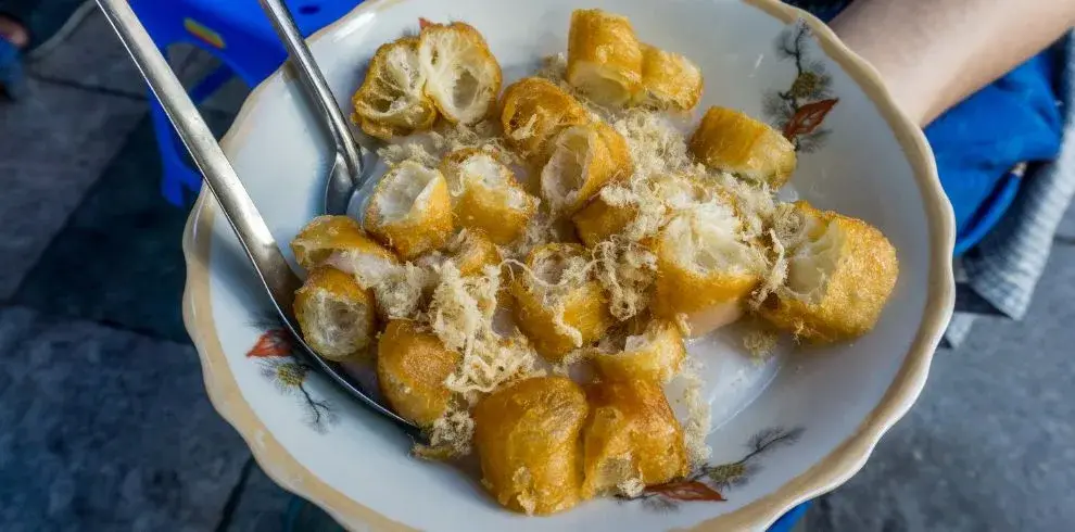 Hanoi: Michelin Street Food Tour by Motorbike & Train Street