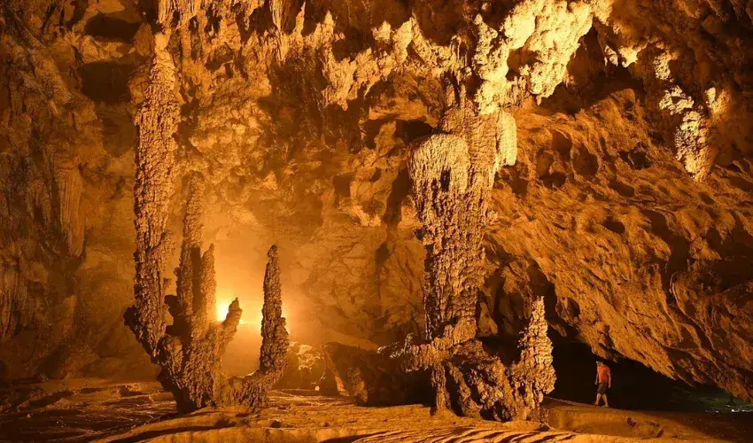 The magnificent scenery at Ngườm Ngao Cave