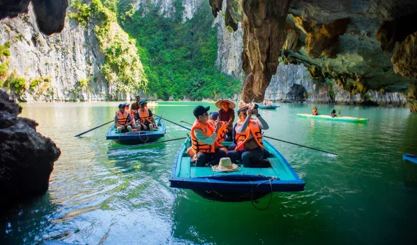 Experience kayaking to explore the caves in Ha Long Bay