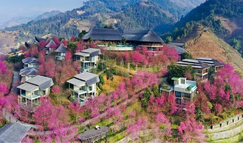 The modern accommodation system is located on the mountainside