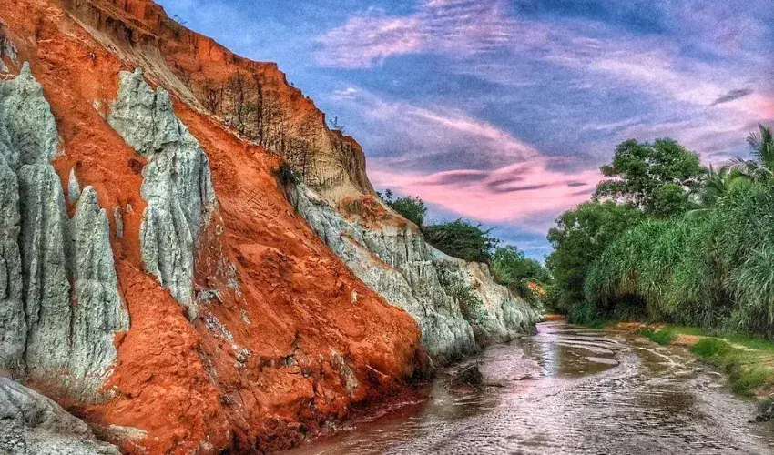 Suoi Tien is a small stream that flows into the sea, affectionately nicknamed "Fairyland of Immortals" by tourists