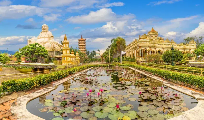 Vinh Trang Pagoda, one of the sacred tourist destinations in the Mekong Delta