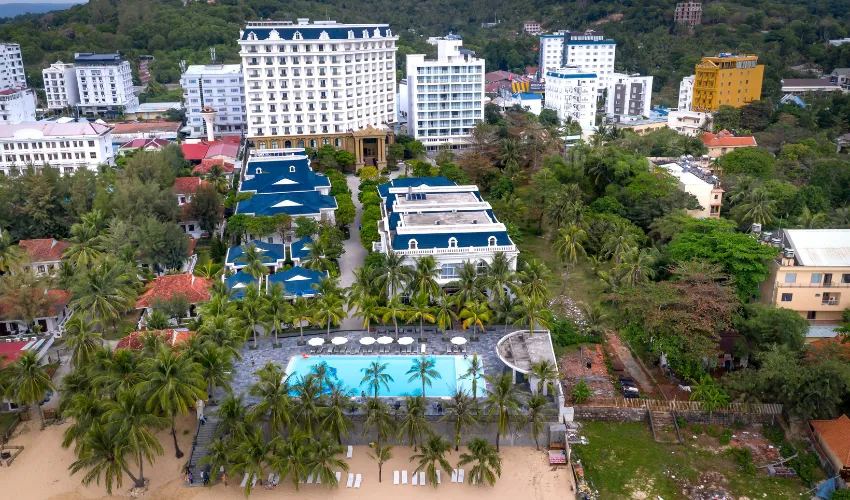 Beachfront resort in Phu Quoc for a Vietnam honeymoon and romantic tour